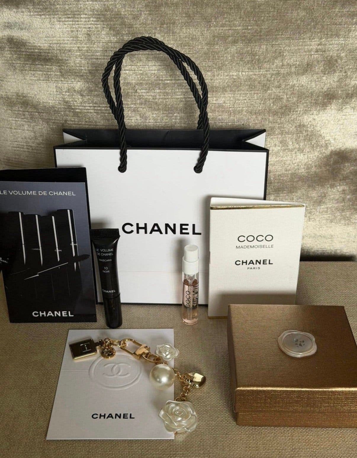 Camelia sleutelhanger met Chanel no5 charm, cadeauset in tas, Verzenden, Nieuw, Proef of Tester, Gevuld
