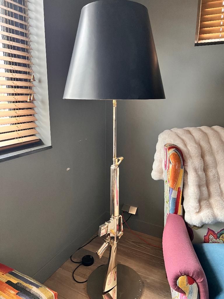 Flos Gun vloerlamp – Philippe Starck (goud), Huis en Inrichting, Lampen | Tafellampen, Zo goed als nieuw, 75 cm of meer, Overige materialen