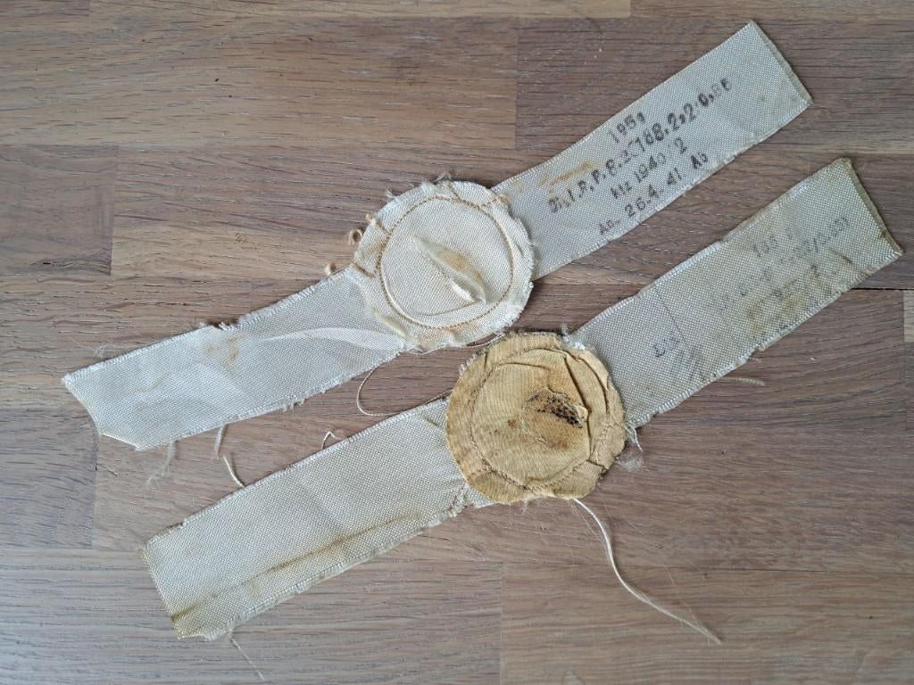 2 stuks Lotje Kruitzakjes labels 3,7cm Flak Duits, Verzenden, Landmacht, Duitsland, Hulzen of Bodemvondsten
