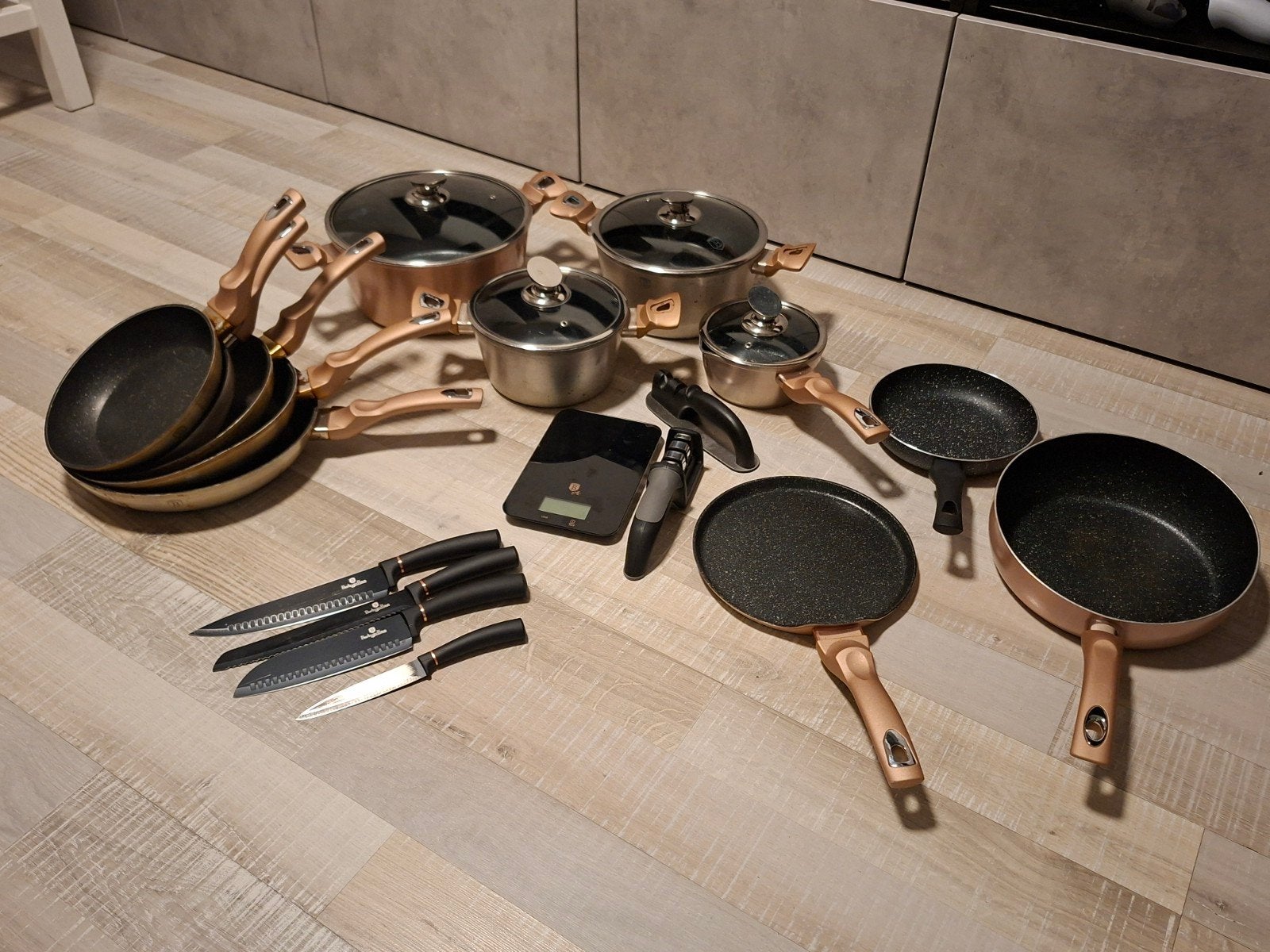 Berlinger Haus rose/black pannen set, Ophalen, Nieuw, Gietijzer, Pannenset
