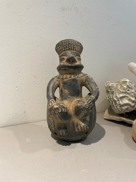 Keramisch beeldje Peru. Terracotta. Versierde man hoofdtooi., Ophalen, Handgemaakt, Meerkleurig, Overige herkomsten