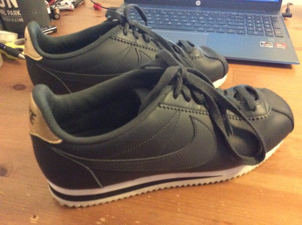 Nike sneakers zwart met gouden hiel maat 40.5 amper gedragen, Zwart, Nike, Ophalen of Verzenden, Sneakers of Gympen