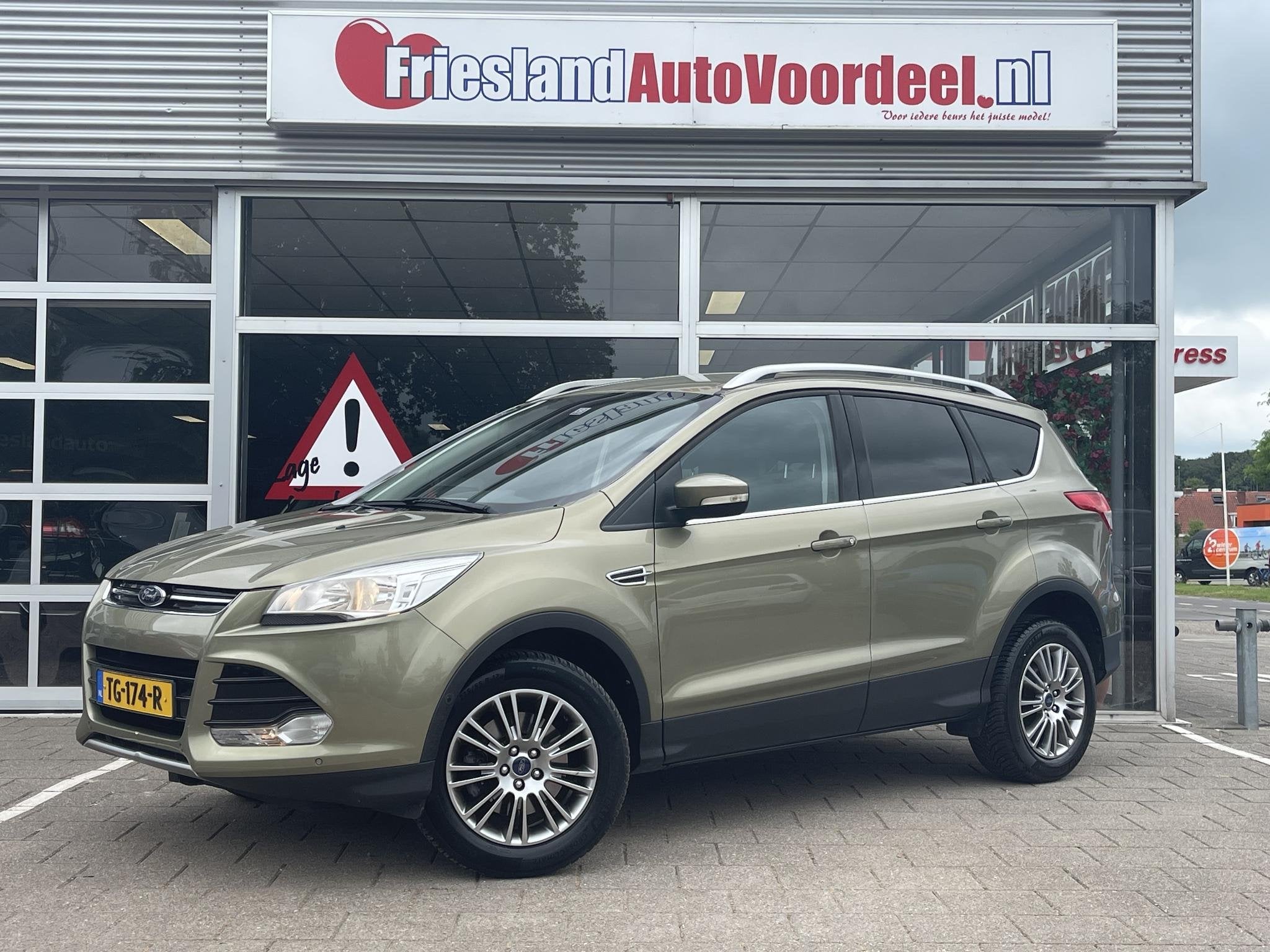 Ford Kuga 1.6 Titanium Plus 4WD /Automaat/Clima/Cruise/Navi/, Auto's, Ford, Euro 5, Gebruikt, 4 cilinders, Met garantie (alle)