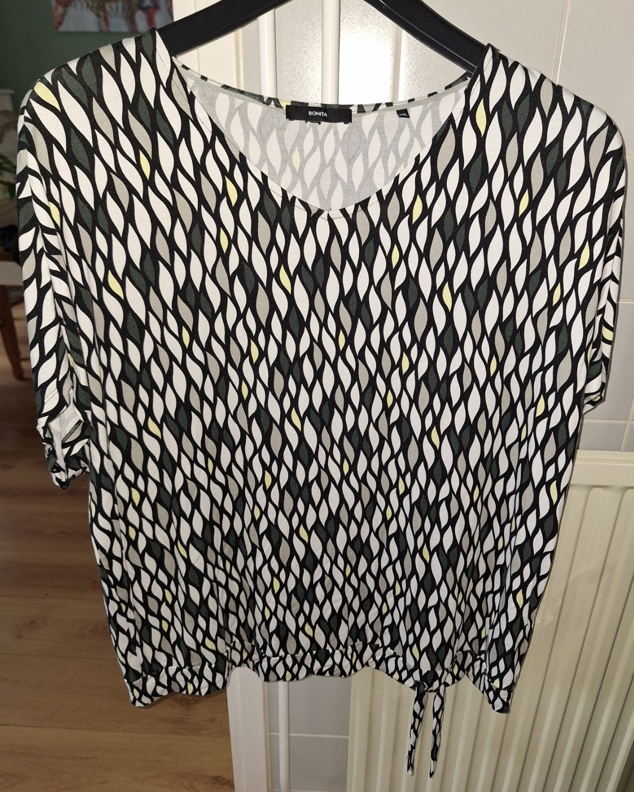 Bonita Top met v-hals en korte mouw maat XXL, Kleding | Dames, Bonita, Ophalen of Verzenden, Zo goed als nieuw, Meerkleurig