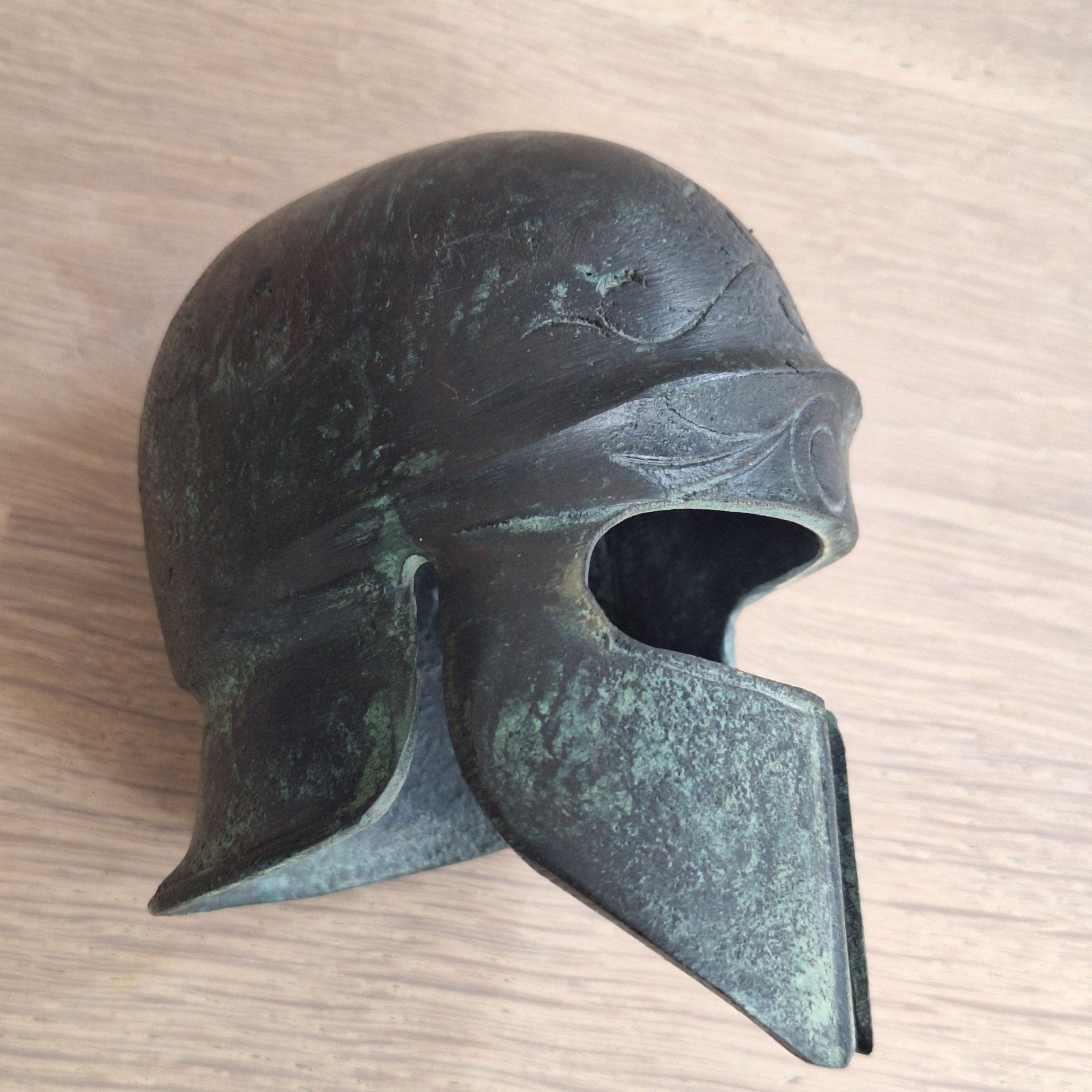 Miniatuur helm Greek Korinthië brons, Ophalen of Verzenden, Overige soorten, Overige gebieden, Helm of Baret