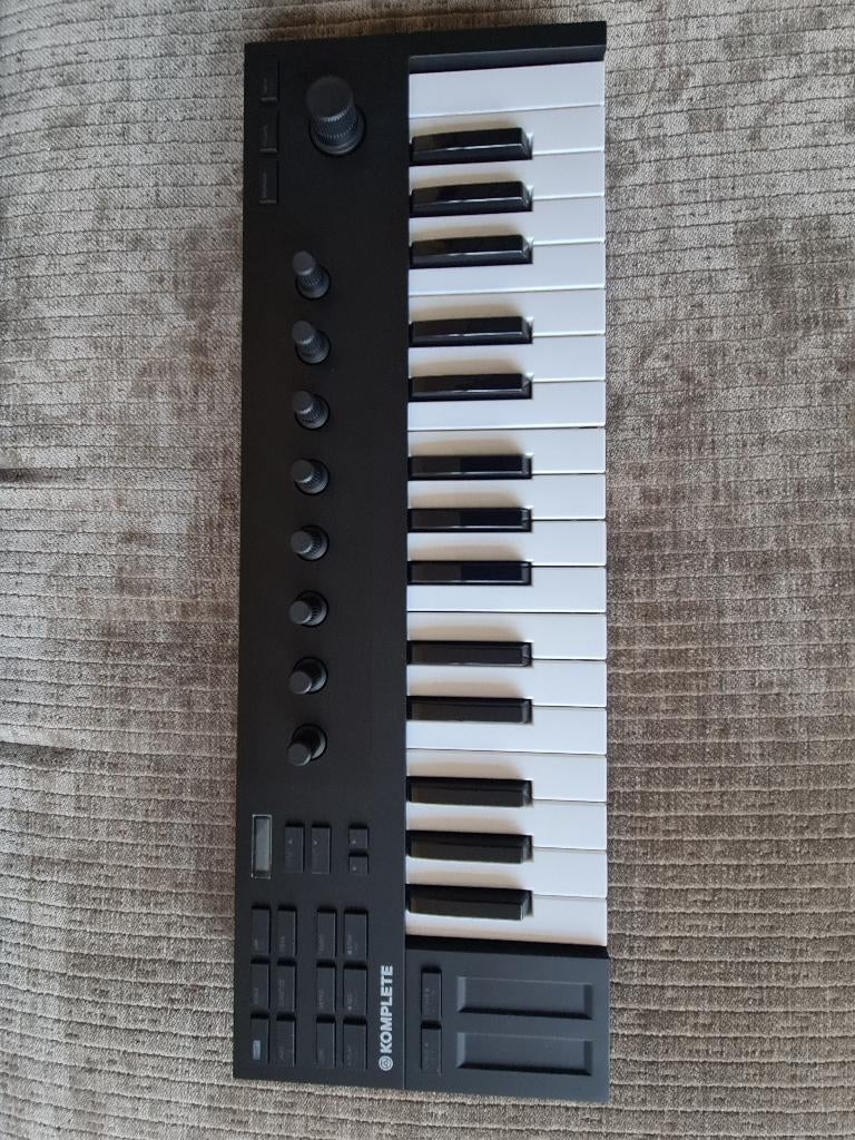 NI Komplete Kontrol M32 + Case, Muziek en Instrumenten, Ophalen of Verzenden, Zo goed als nieuw