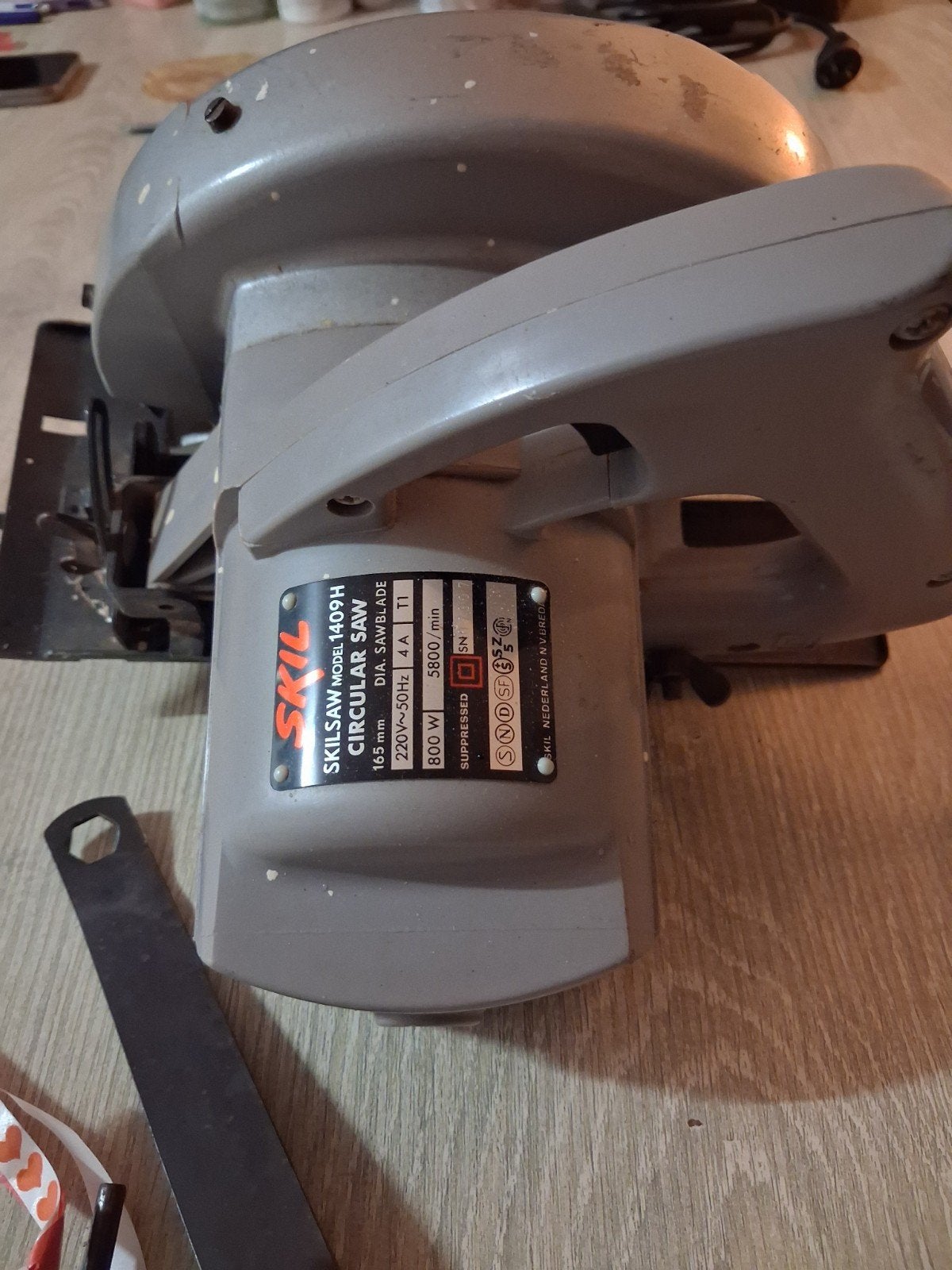 Skilcirkelzaag Model 1409H - 800W, 165mm zaagblad, Doe-het-zelf en Verbouw, Gebruikt, Cirkelzaag, 70 mm of meer, 600 tot 1200 watt