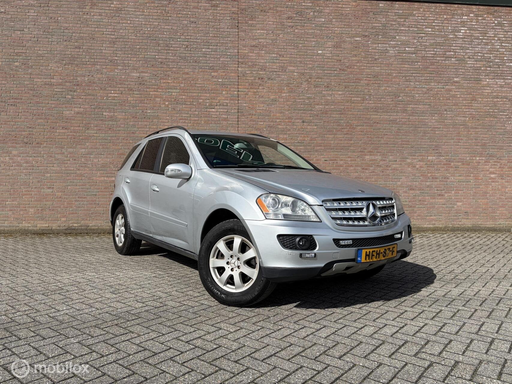 Mercedes M-klasse 350 NIEUWE APK / LEER, Auto's, Automaat, Gebruikt, Zwart, 2100 kg