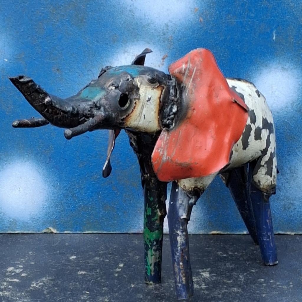 Olifant.  Gemaakt van metaal schroot.  21/13 cm., Verzamelen, Dierenverzamelingen, Gebruikt, Beeldje of Figuurtje, Wild dier, Ophalen