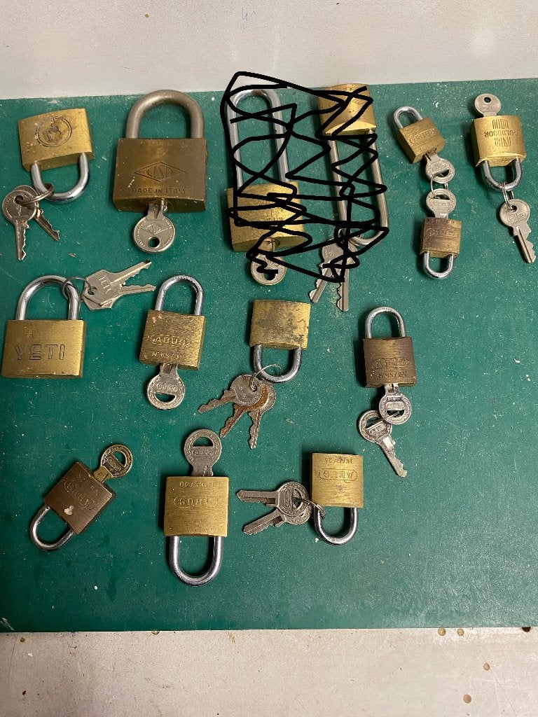 Partij van 15 diverse hangsloten met sleutels, Ophalen of Verzenden, Gebruikt, Koper of Messing, Slot