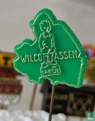 Speldje - Wilco Assen Bartje [goud op groen], Verzamelen, Ophalen of Verzenden, Zo goed als nieuw, Merk, Speldje of Pin