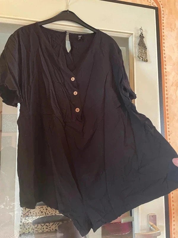 Zwarte korte playsuit met knoopjes maat 44 nu 15,99€, Zwart, Maat 42/44 (L), Ophalen of Verzenden, Gedragen