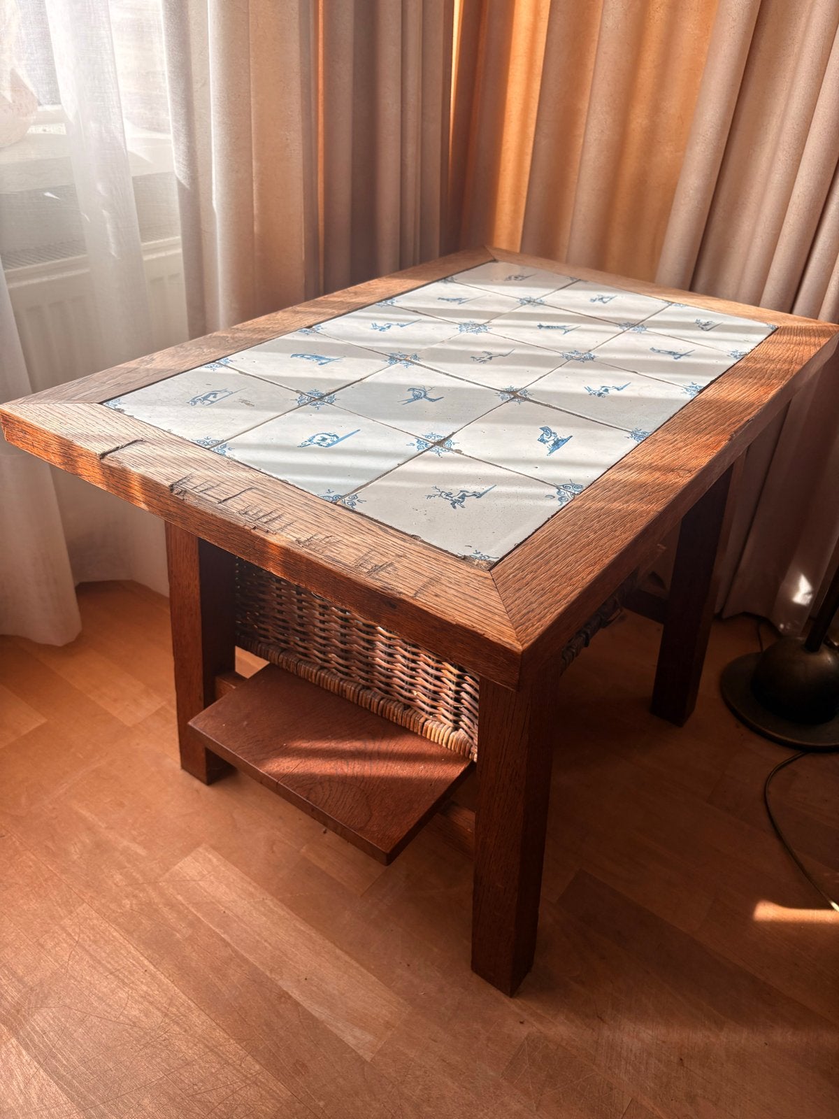 Uniek bijzettafeltje met Delfts blauwe tegeltjes, Gebruikt, 75 cm of meer, Rechthoekig, Hout