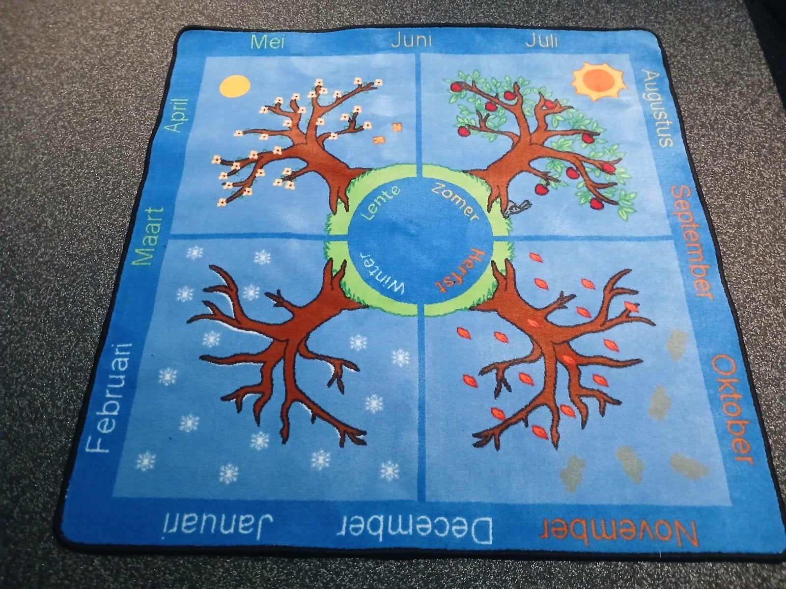 Vier Jaargetijden Vloerkleed - Educatief en Decoratief, Huis en Inrichting, Stoffering | Tapijten en Kleden, Ophalen, Geel, Educatief, Kinderkamer, Speels