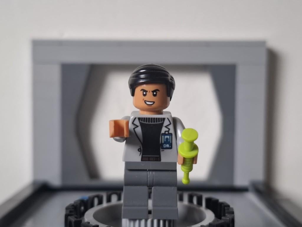 LEGO Jurassic World - minifiguur - jw068 - Dr. Henry Wu, Ophalen of Verzenden, Zo goed als nieuw, Losse stenen, Lego