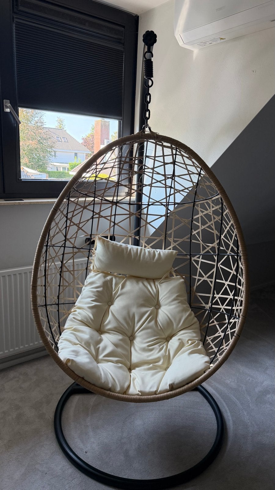 Comfortabele hangstoel met standaard en kussen, Huis en Inrichting, Stoelen, Ophalen, Gebruikt, Overige kleuren, Riet of Rotan