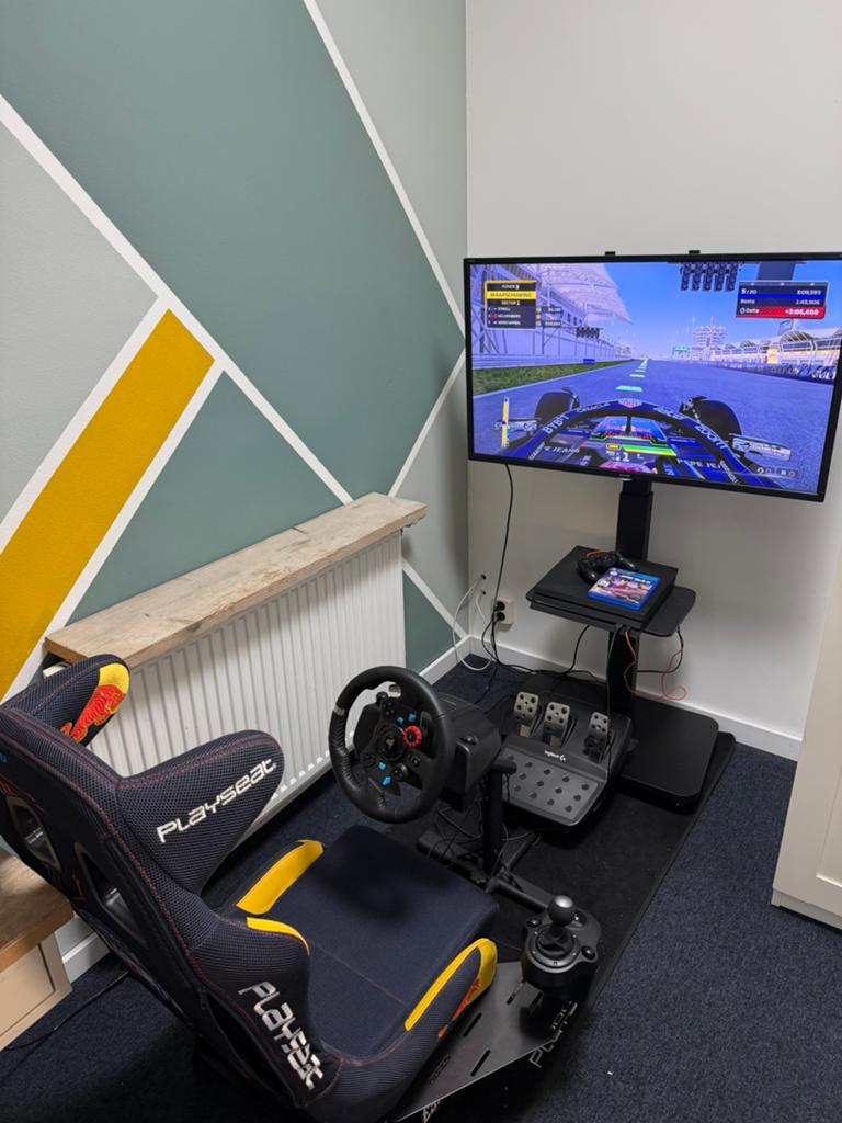 Raceklare sim rig met o.a. PS4 Pro en 4K tv, Spelcomputers en Games, Ophalen, Gebruikt, Met 1 controller, Pro
