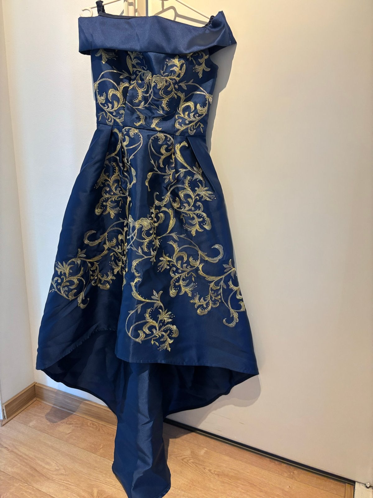 Chi Chi London Avondjurk Blauw met Goud (nieuw 160 EUR), Blauw, Ophalen of Verzenden, Zo goed als nieuw, Maat 36 (S)