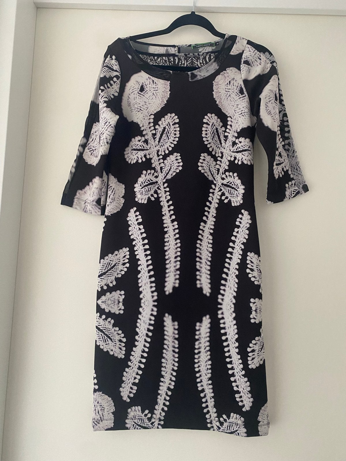 Lizzy & Coco jurk zwart-wit met patroon, maat S, Kleding | Dames, Zwart, Ophalen of Verzenden, Zo goed als nieuw, Knielengte