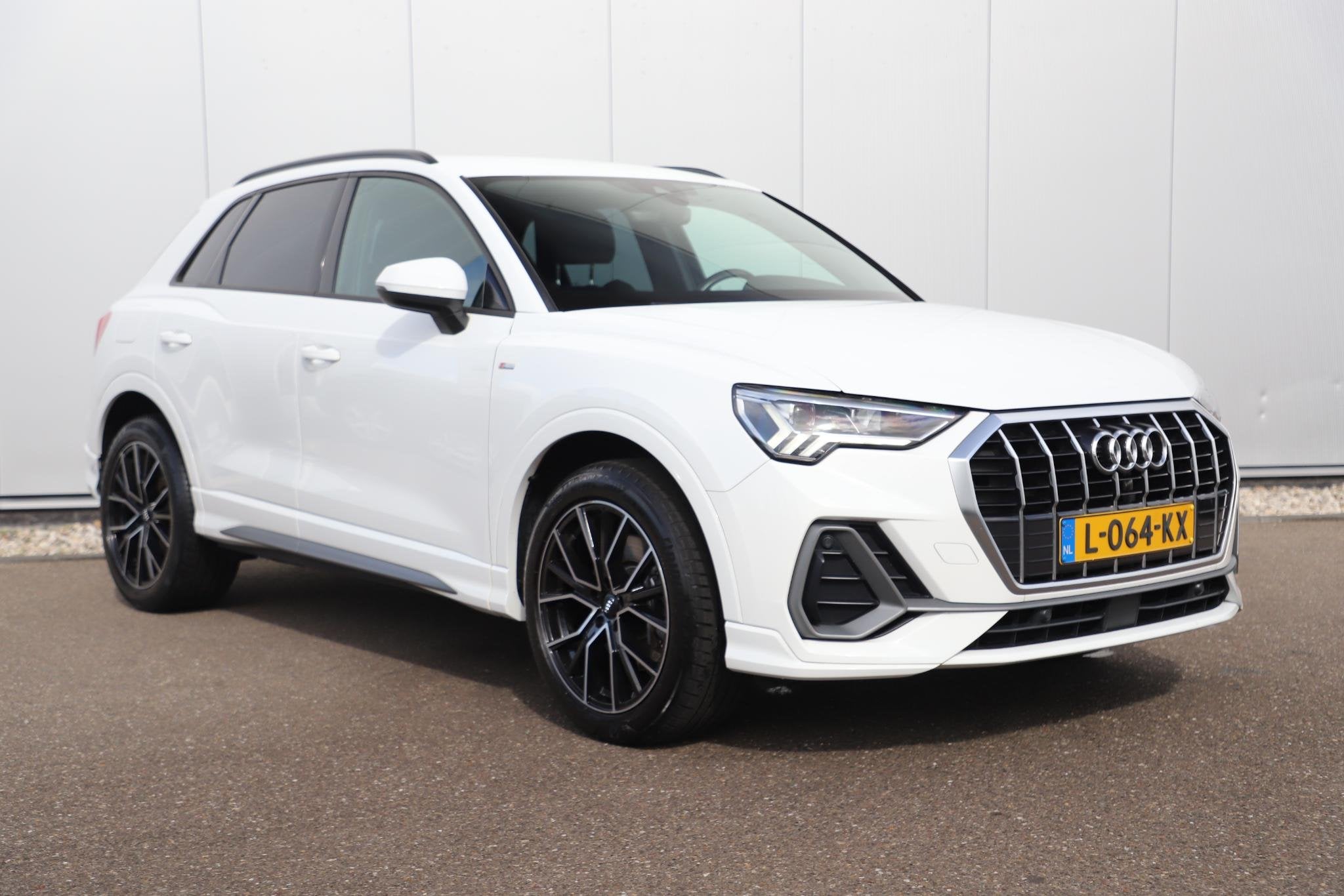 Audi Q3 45 TFSI e S edition Automaat 19 inch LMV Half Leder, Auto's, Gebruikt, Met garantie (alle), Leder en Stof, Wit