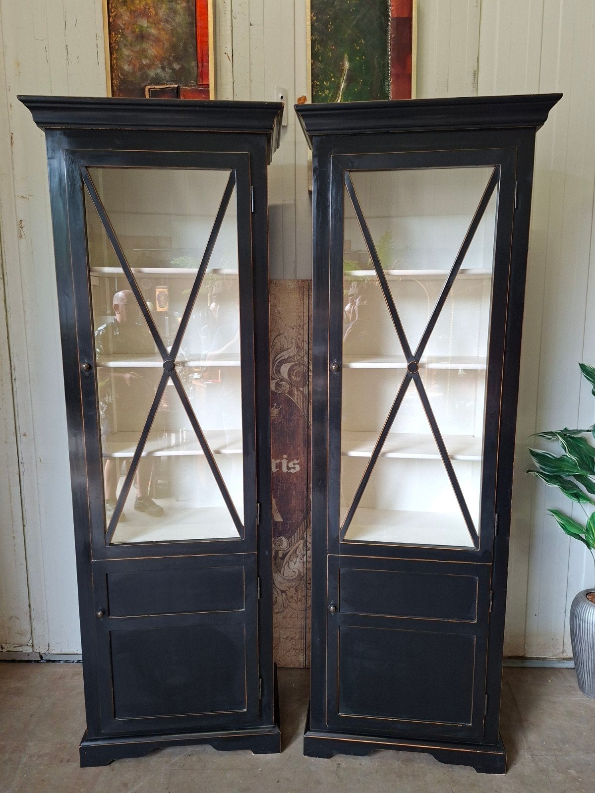 Hoge Oosterse vitrinekast, buffetkast, servieskast,