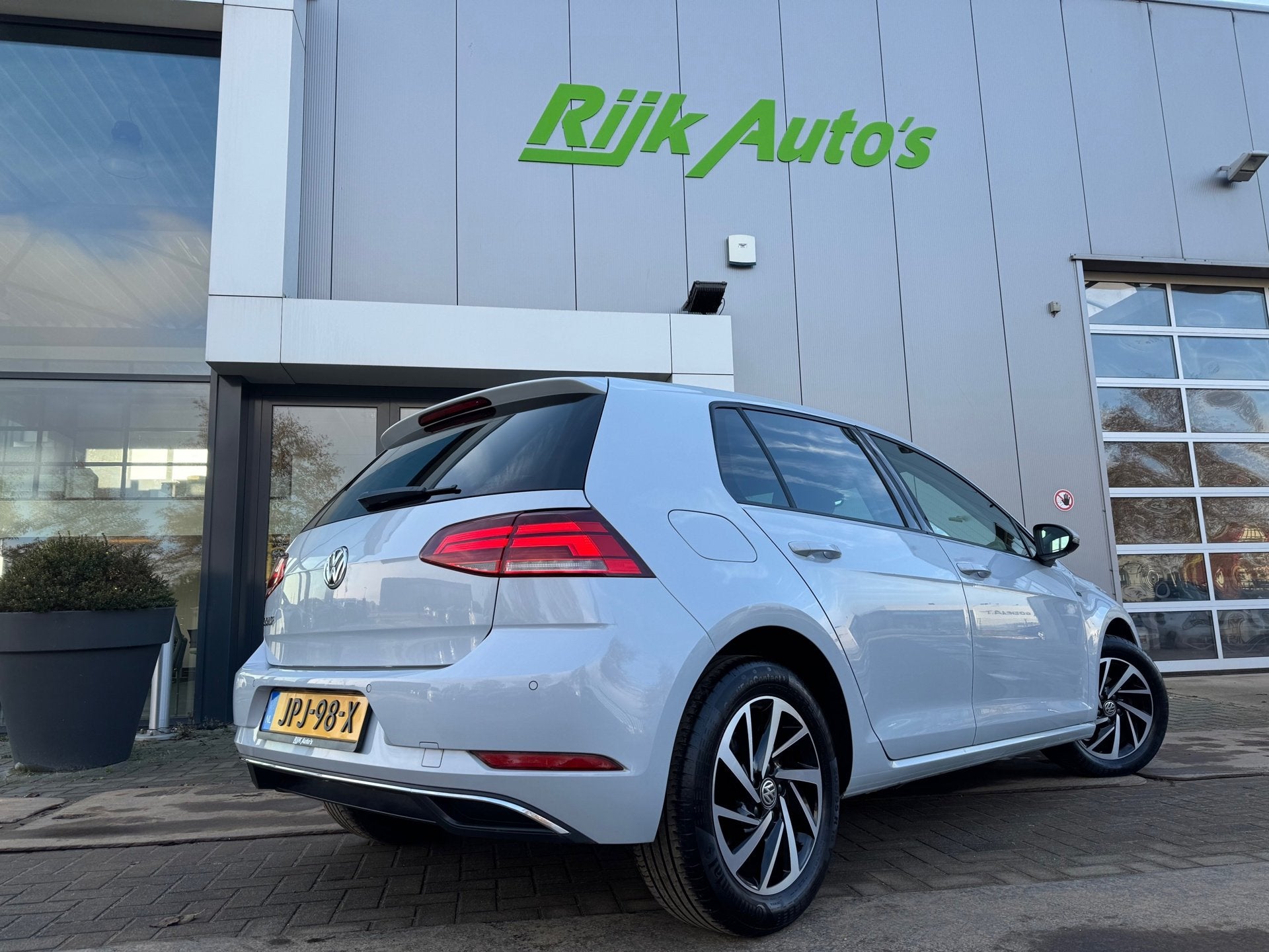 Volkswagen Golf 1.0 TSI Join * Virtual Cockpit * Navigatie *, Stof, Zwart, Met garantie (alle), Wit