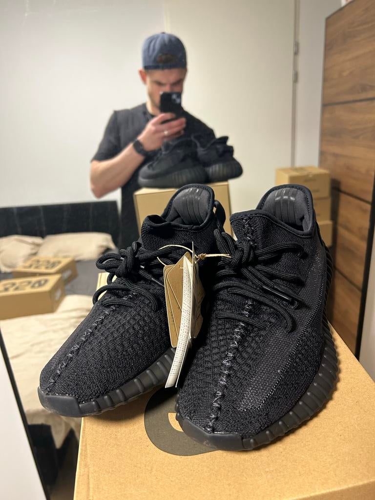 Yeezy 350 V2 Onyx - Maat 41,5 - Nieuw in doos, Ophalen of Verzenden, Nieuw, Zwart, Sneakers of Gympen