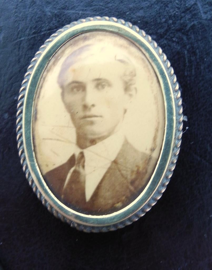 Antieke portretbroche of portretmedaillon met foto., Ophalen of Verzenden, Overige materialen, Broche