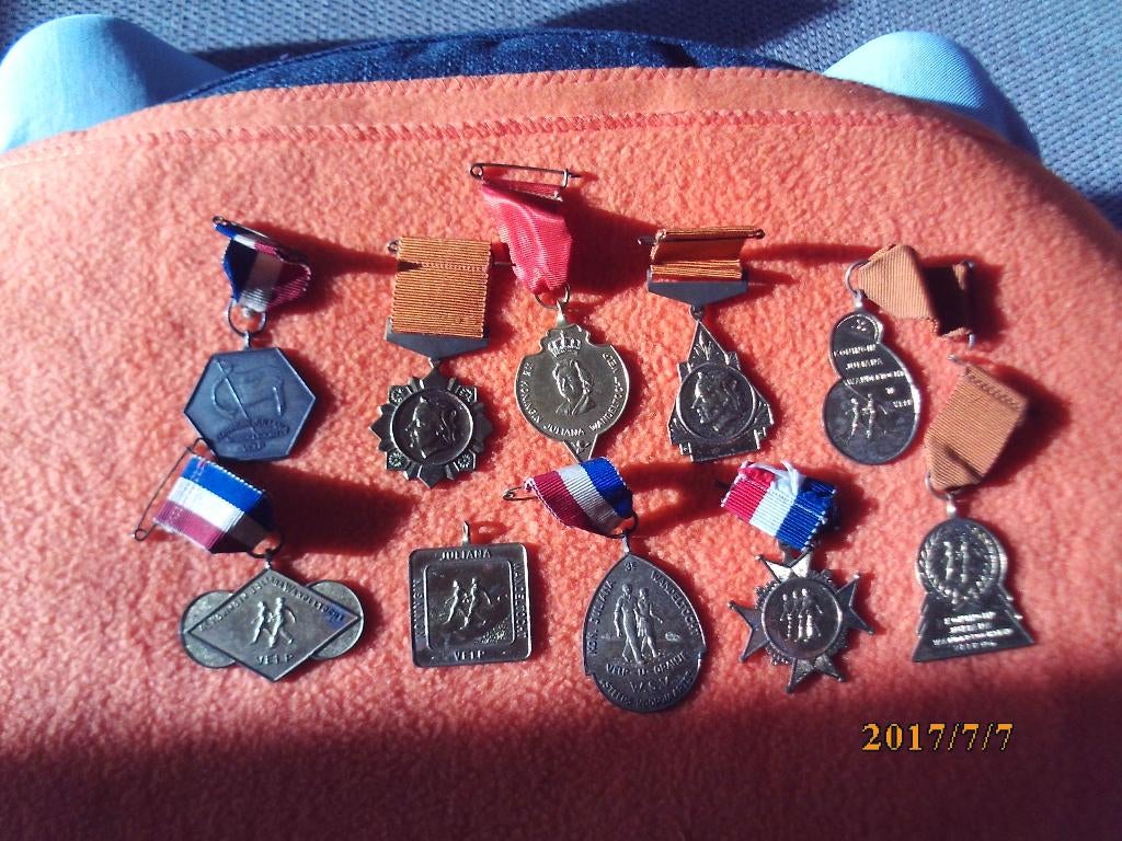 VELP Kon Juliana wandeltochten 10 verschillende medaille, Ophalen of Verzenden, Overige materialen, Nederland