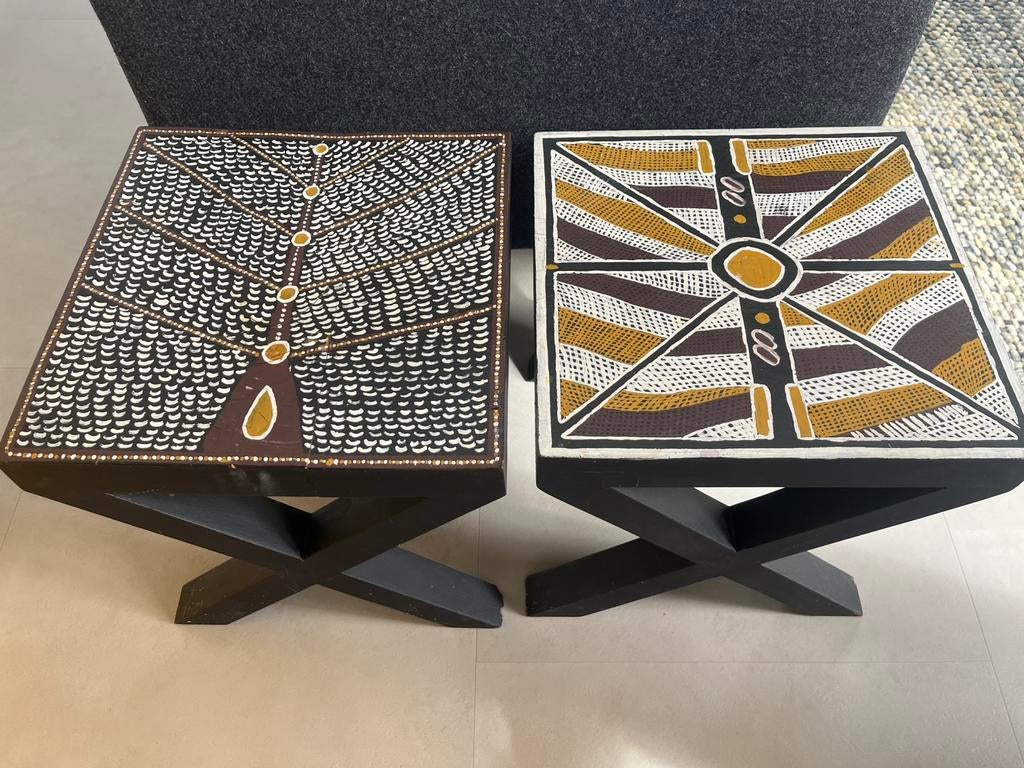 Twee houten bijzettafels Afrikaanse stijl, Ophalen, Minder dan 45 cm, Minder dan 55 cm, Vierkant