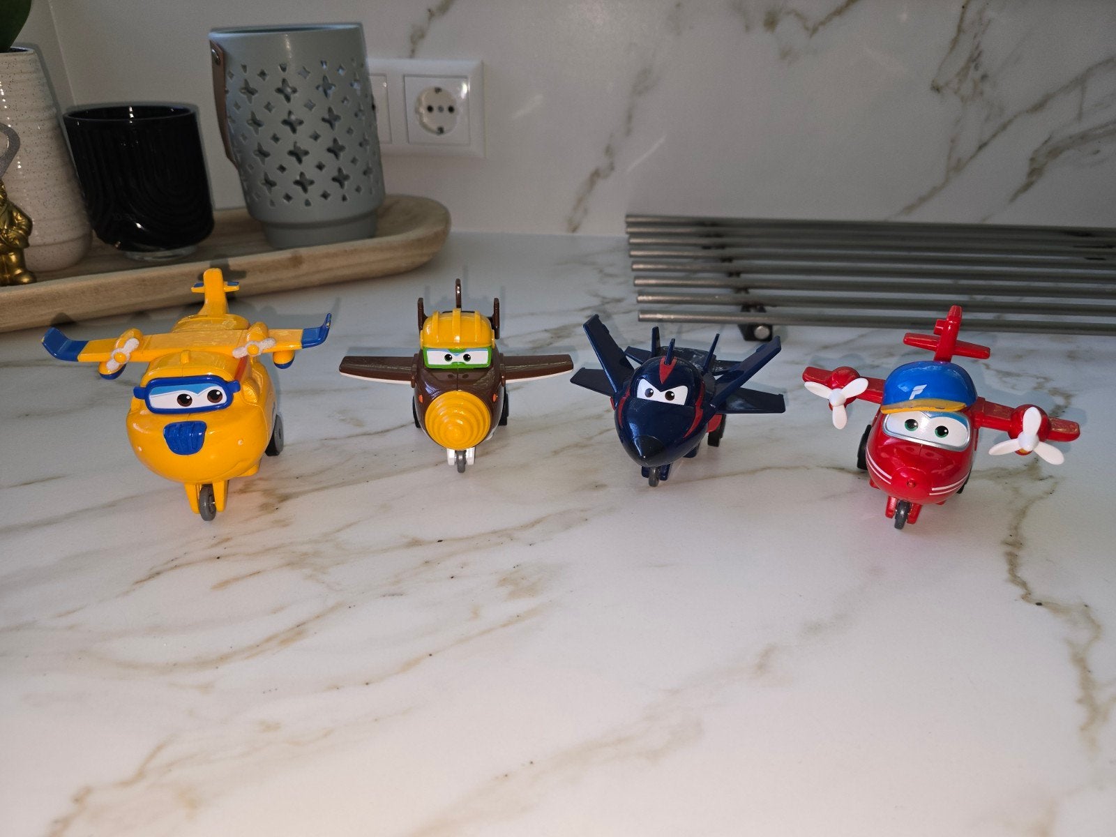 Superwings figuren, Ophalen