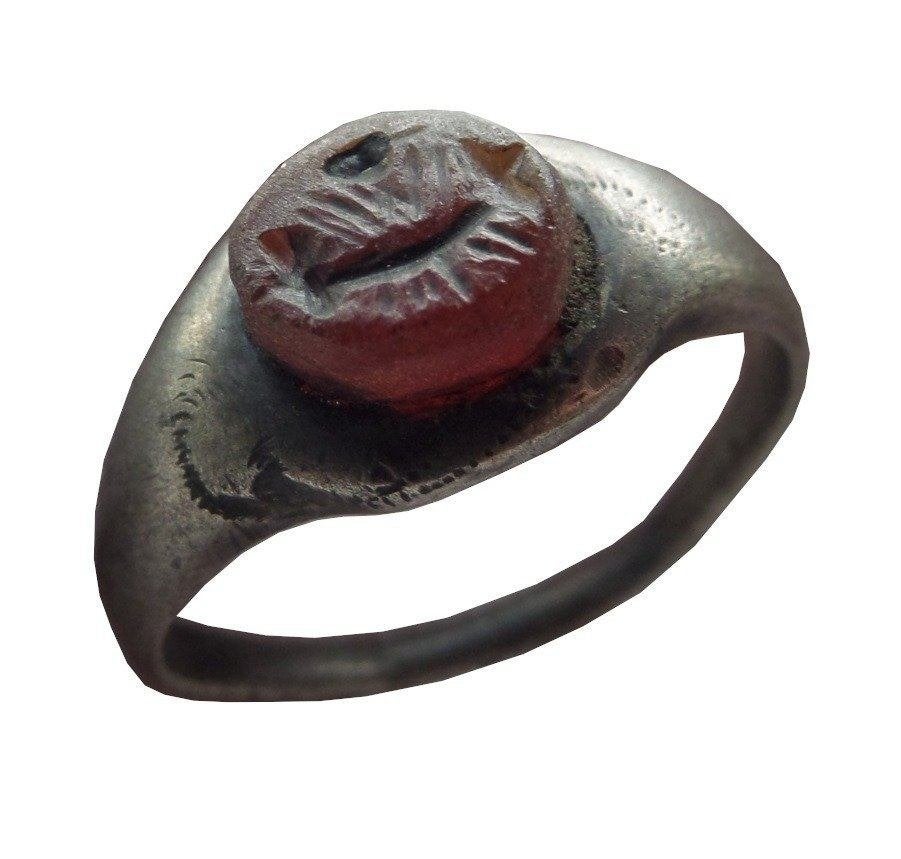 Bodemvondst Romeins zilver trouw ring met Carnelian intaglio, Ophalen of Verzenden, Zilver