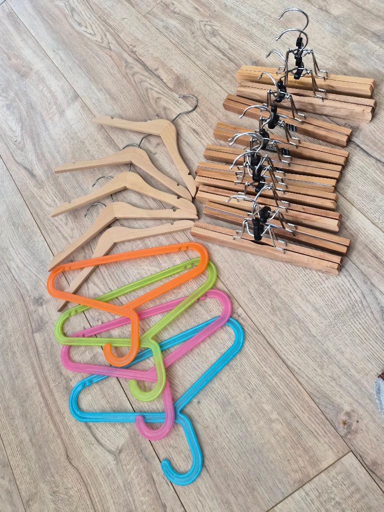 Kleding hangers kinderkleding en broeken, Ophalen, Zo goed als nieuw, Hout, Kinderen