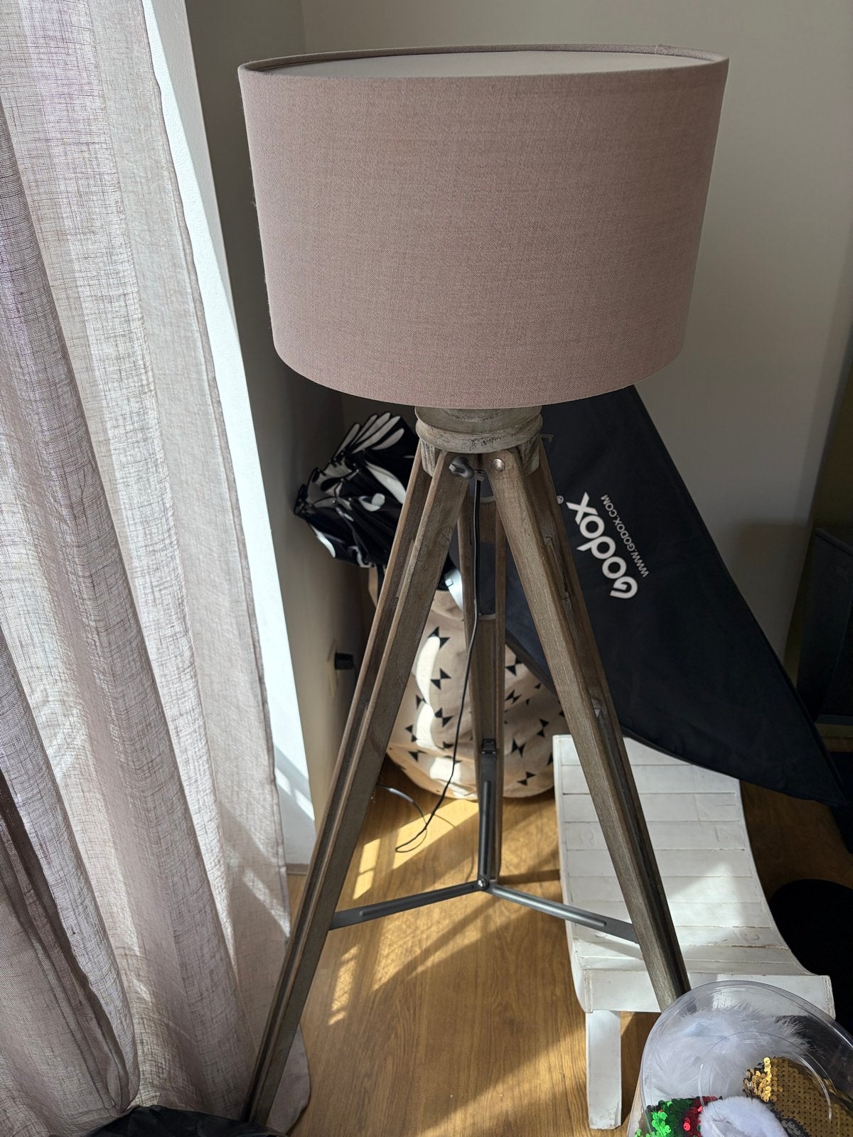 Taupe driepoot lamp met stoffen kap, Ophalen, Gebruikt, Hout, 100 tot 150 cm
