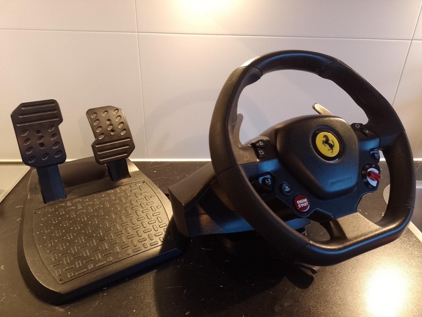 Trust master Ferrari stuur en pedalen PS5 en PS4, Spelcomputers en Games, Ophalen of Verzenden, Zo goed als nieuw