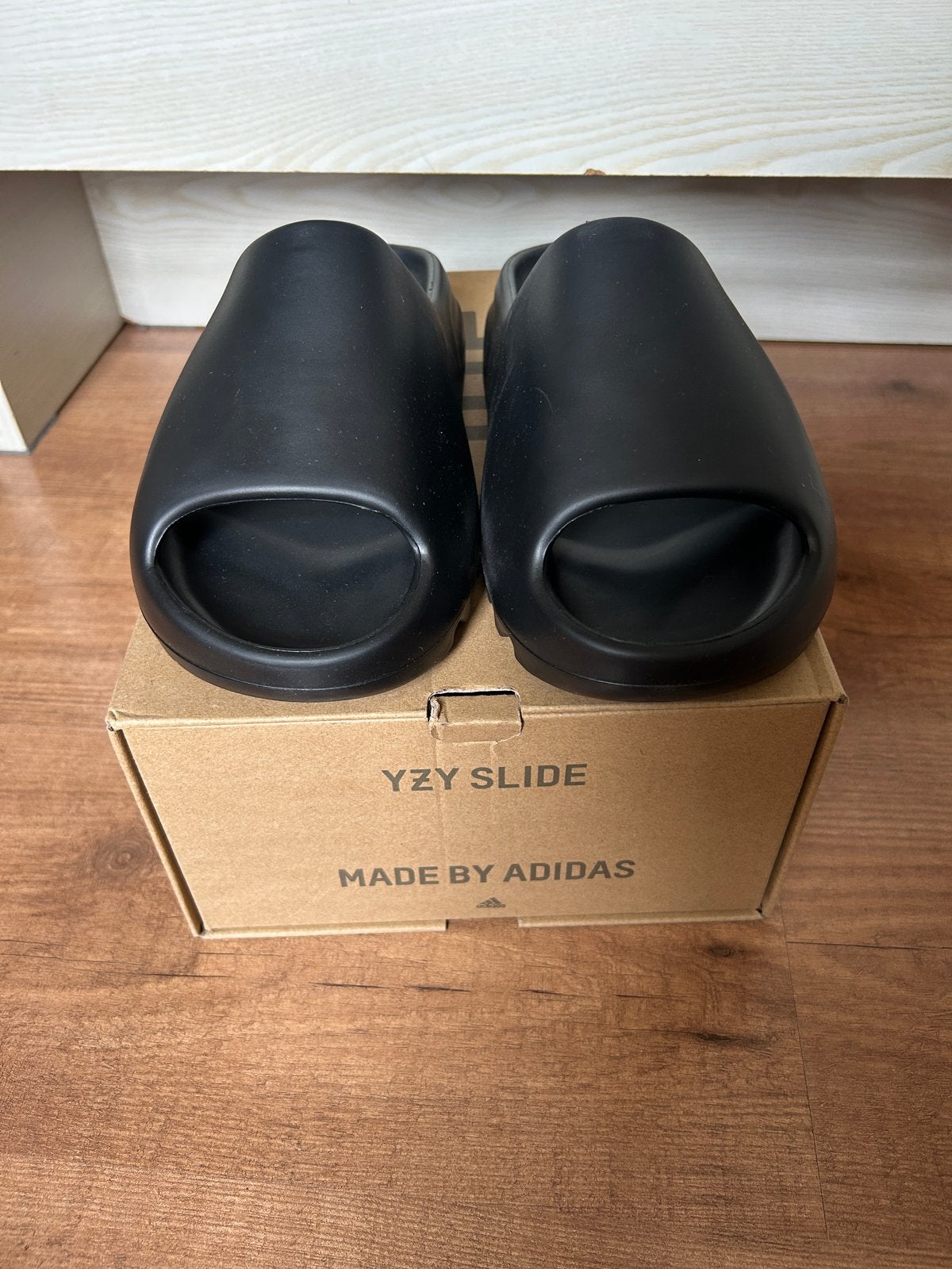 Zwarte Adidas Yeezy Slide Maat 42 Nieuw in Doos, Verzenden, Nieuw, Zwart