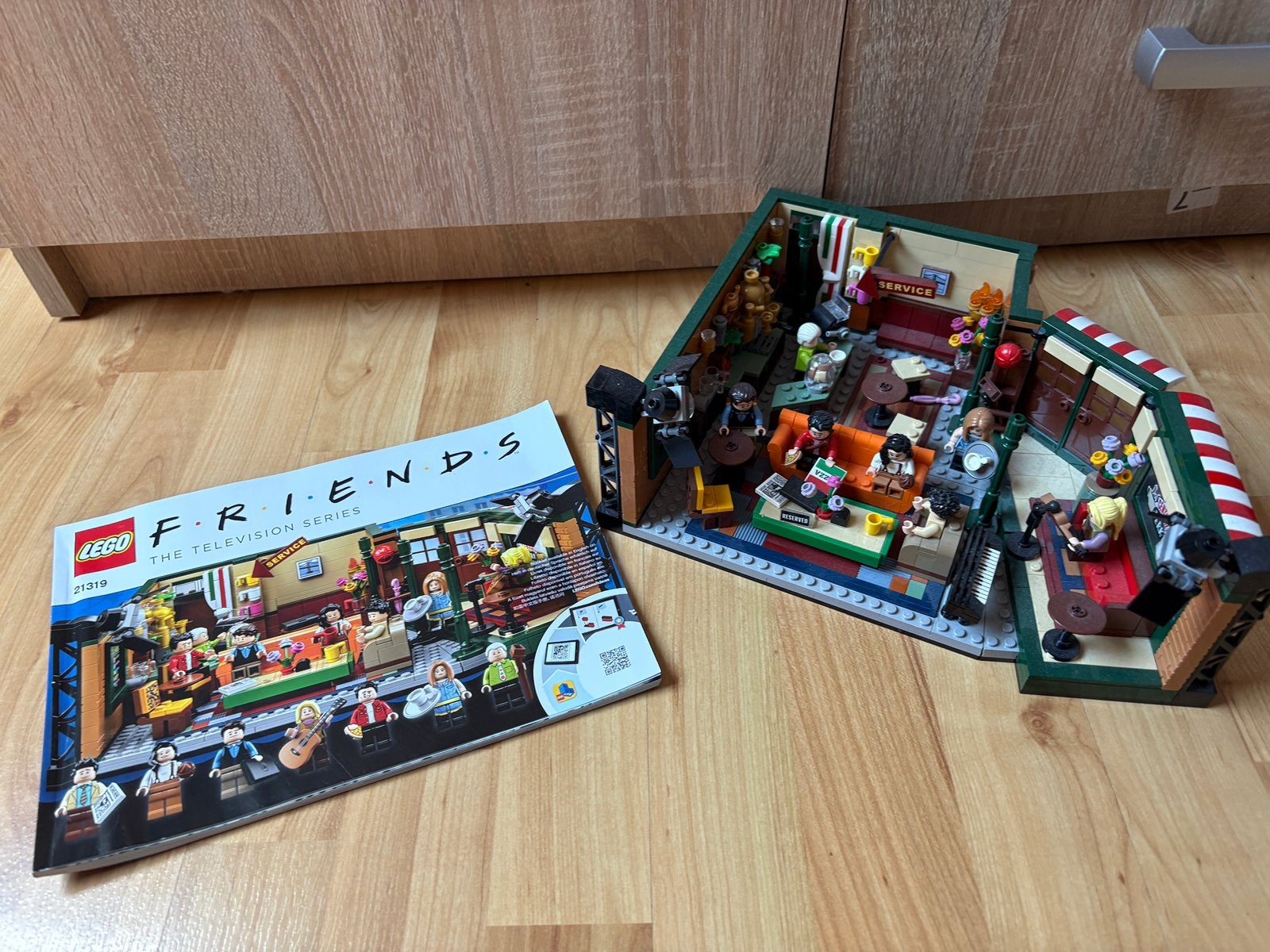 Lego central perk friends 21319, Ophalen of Verzenden, Zo goed als nieuw
