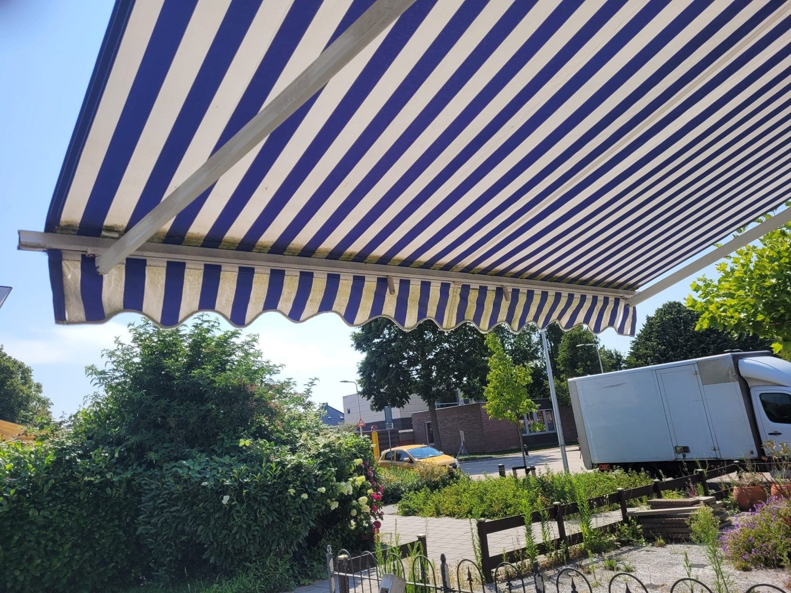 Elektrisch Knikarmscherm - Blauw/Wit Gestreept, Ophalen, Gebruikt, Elektrisch, 150 tot 300 cm