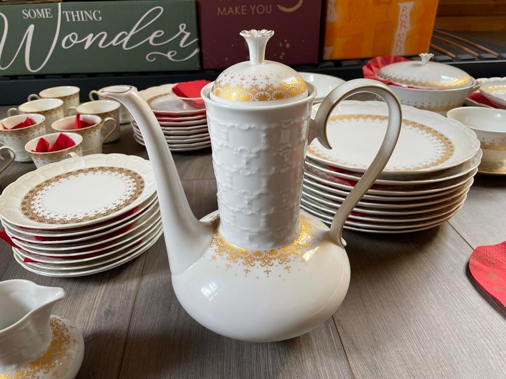 Prachtig Wit Porseleinen Servies met Gouden Rand 9 persoons., Ophalen of Verzenden, Zo goed als nieuw, Overige stijlen, Porselein