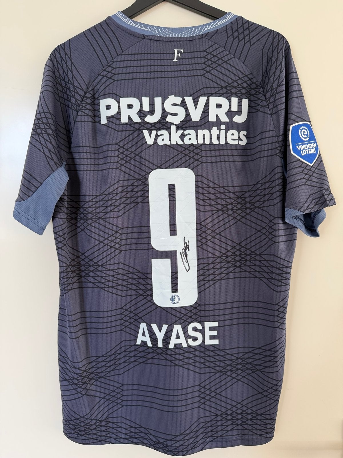 Gesigneerd Feyenoord shirt Ayase #9, Sport en Fitness, Ophalen of Verzenden, Zo goed als nieuw, Shirt