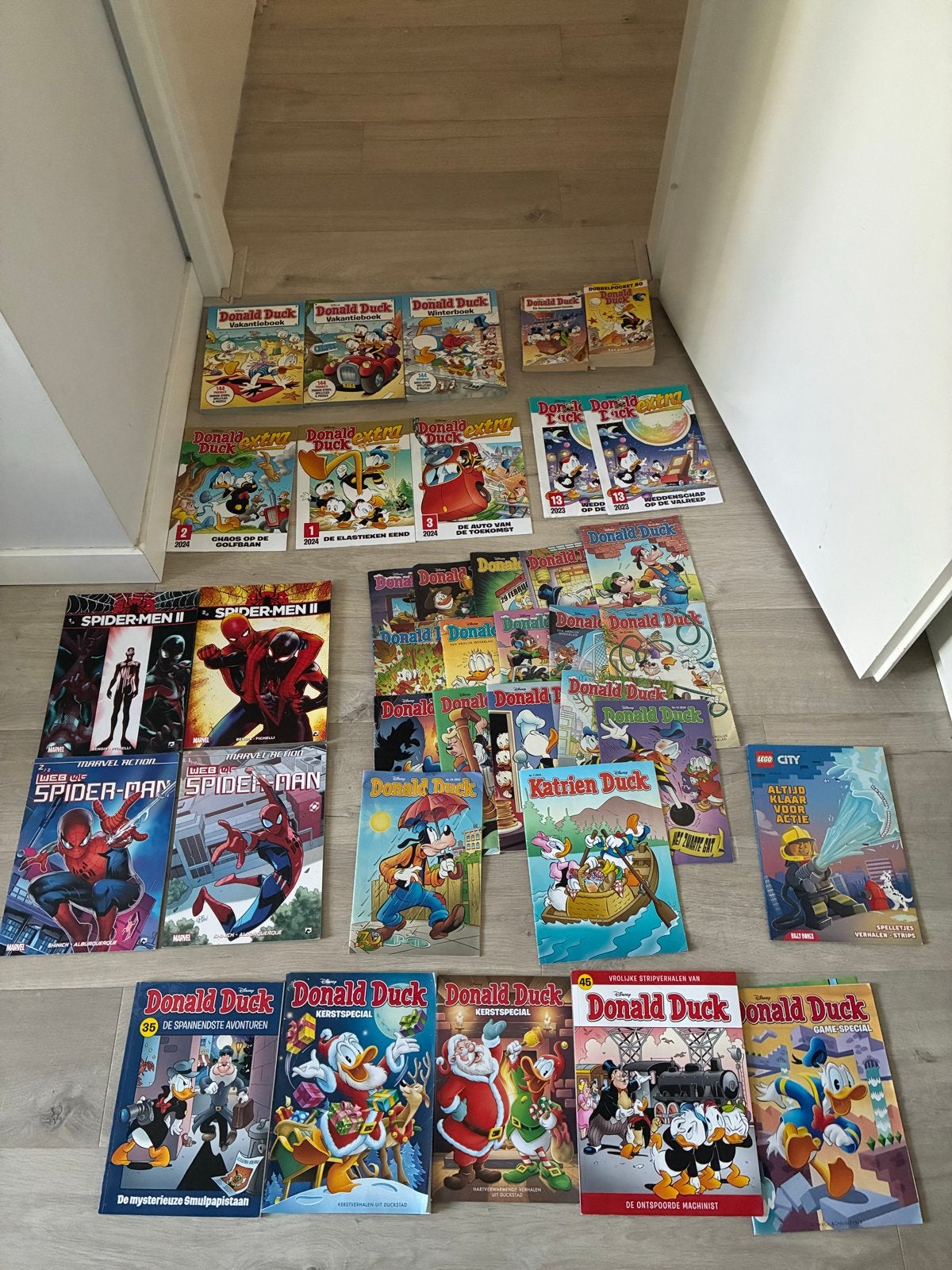 Grote collectie Donald Duck, Spider-Man en Lego City strips, Meerdere stripboeken, Ophalen of Verzenden, Gelezen