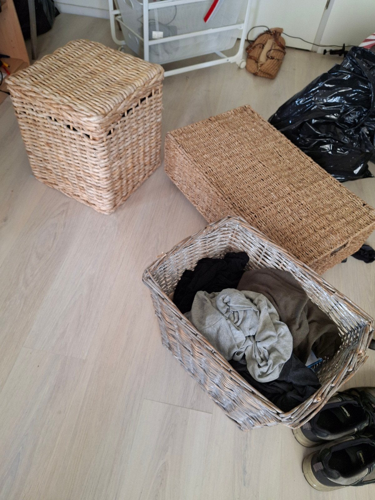 rieten manden drie stuks, Ophalen
