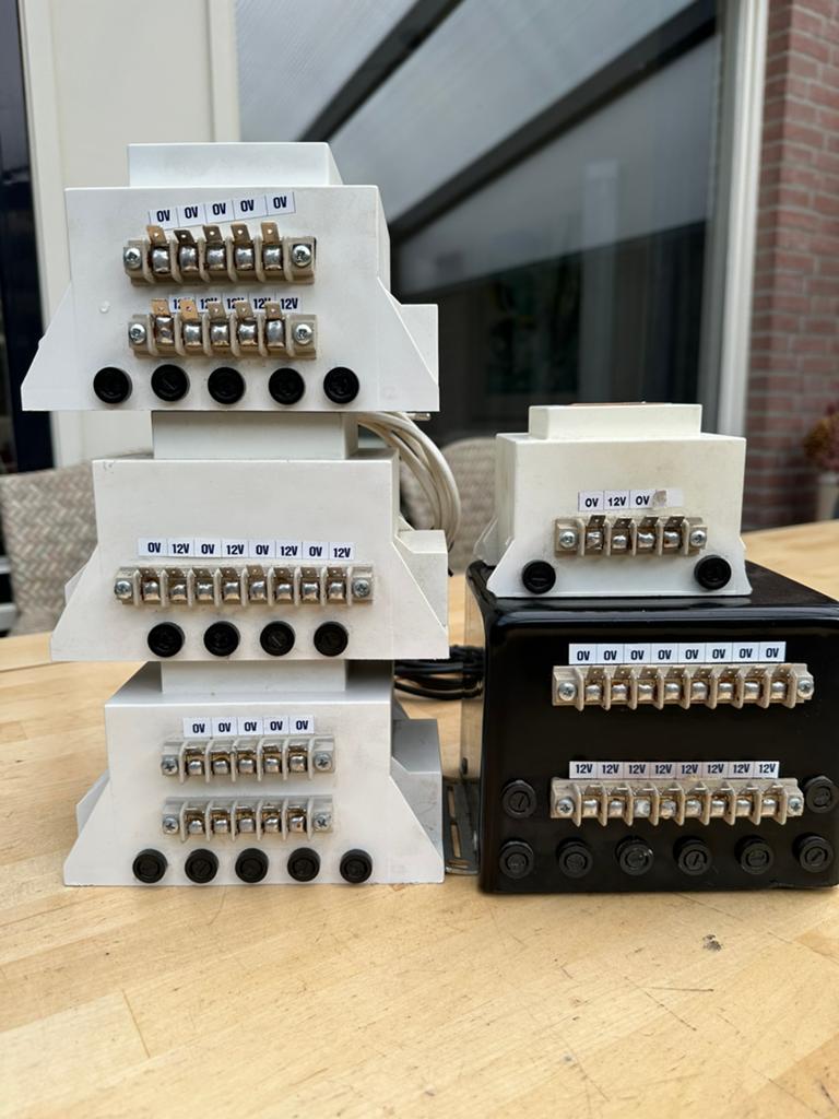 Professionele Transformatoren 5x 12V met zekeringen (5x), Ophalen, Zo goed als nieuw, Overige typen