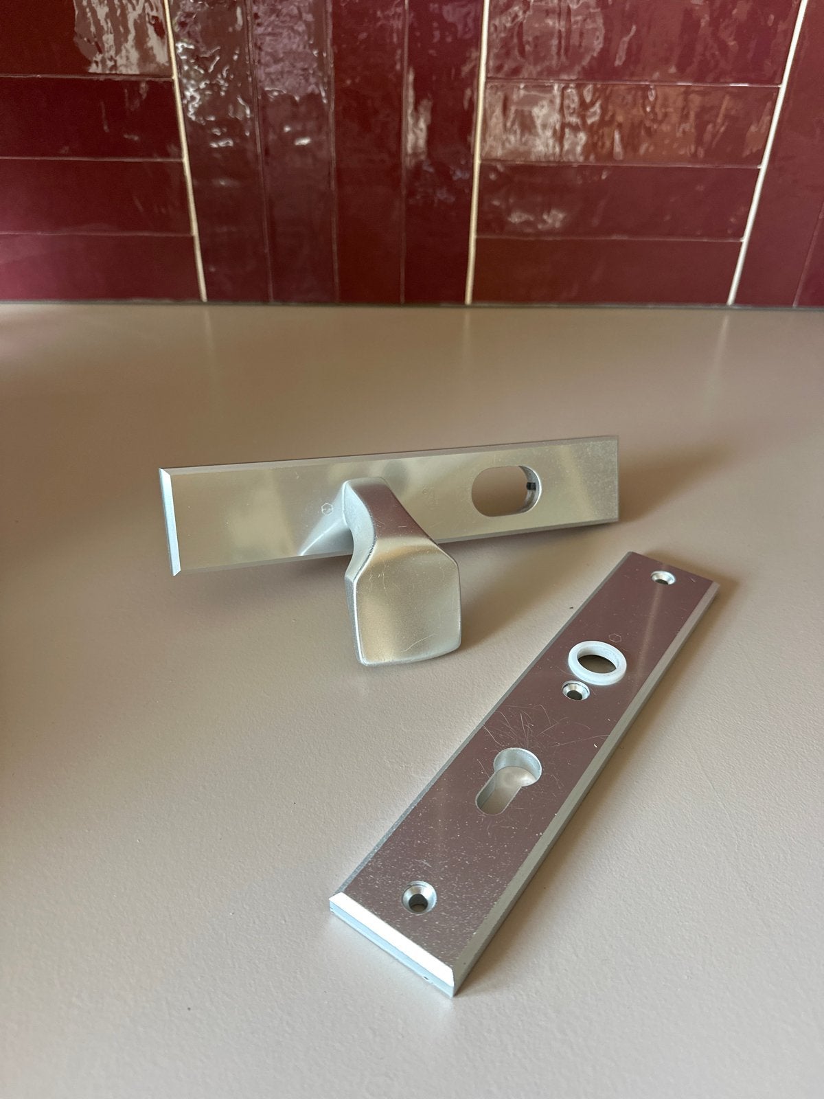 Deurklink met schild - Geborsteld aluminium, Ophalen of Verzenden, Gebruikt, Rvs, Klink of Kruk