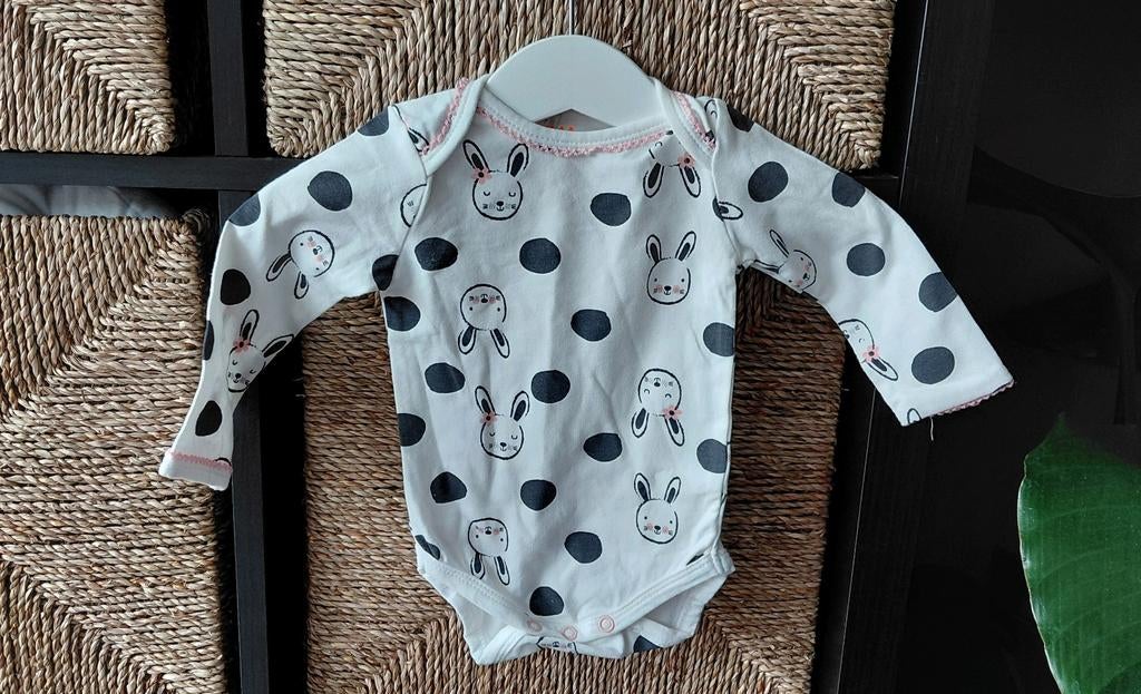 Hema romper met konijntjes en stippen, maat 50/56, Kinderen en Baby's, Babykleding | Maat 50, Nacht- of Onderkleding, Meisje, Ophalen of Verzenden