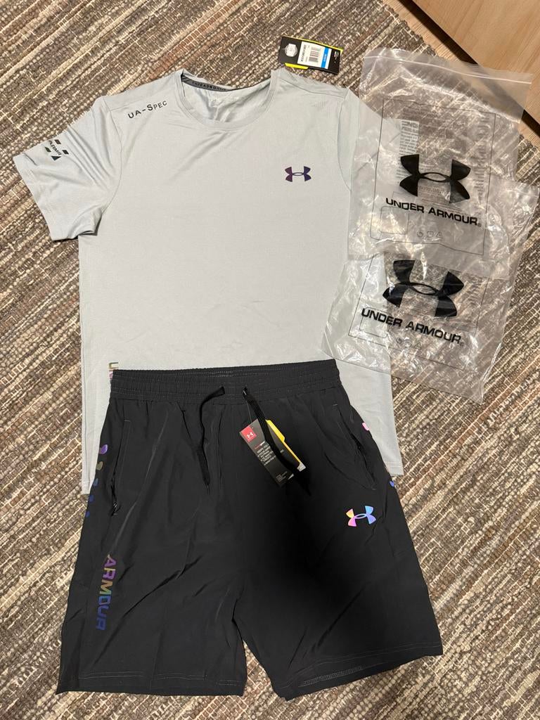 Gloednieuwe Under Armour sportset (shirt en korte broek), Kleding | Heren, Sportkleding, Fitness, Nieuw, Ophalen of Verzenden
