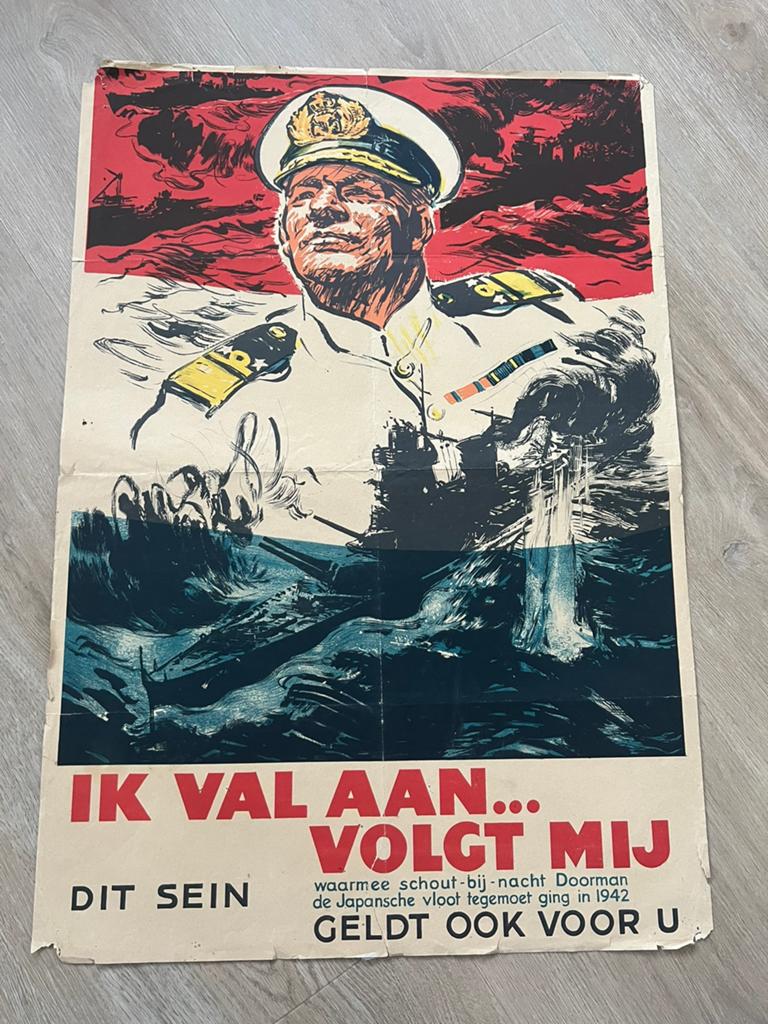 Nederlands marine affiche  Karel Doorman MWO 1942 1945, Verzenden, Nederland, Foto of Poster, Marine