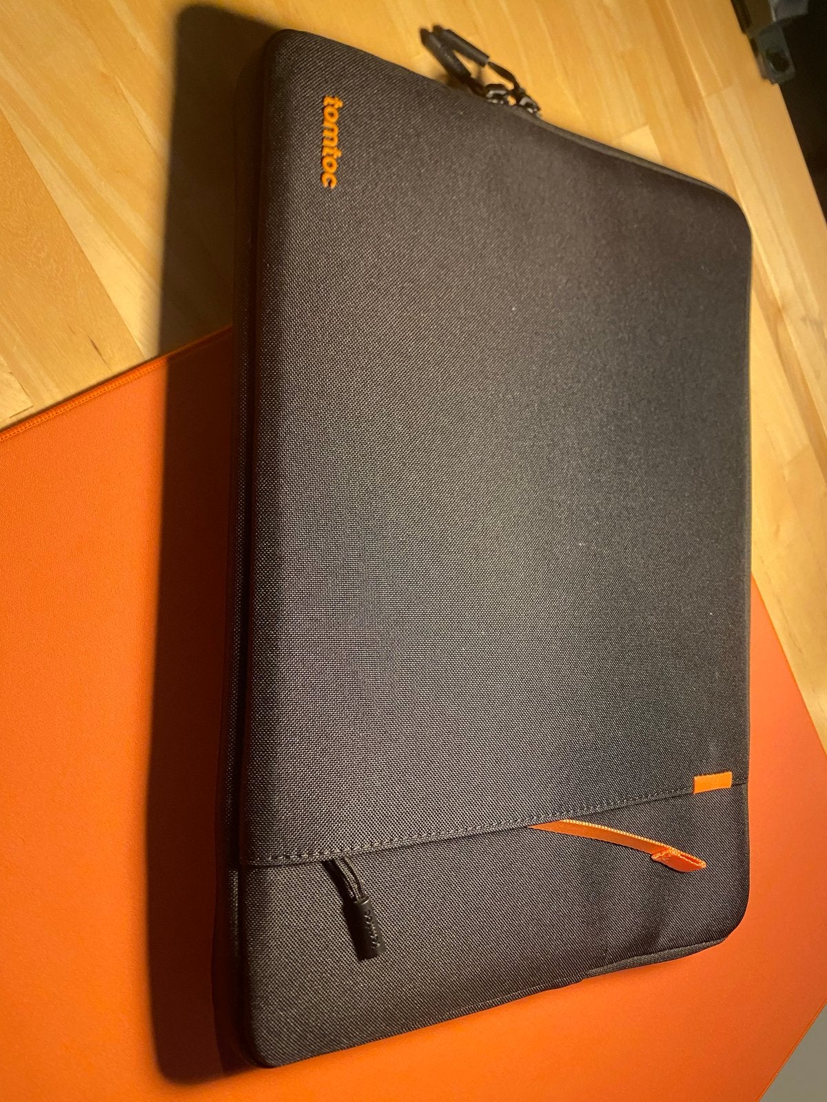 Tomtoc laptophoes - Zwart met oranje accenten, Computers en Software, Ophalen of Verzenden, 14 inch, Nieuw