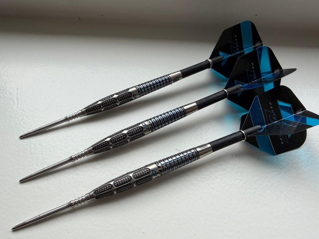 Target Daytona Fire GT01, 24 gram, bijna nieuw, Sport en Fitness, Darts, Ophalen of Verzenden, Zo goed als nieuw, Pijlen