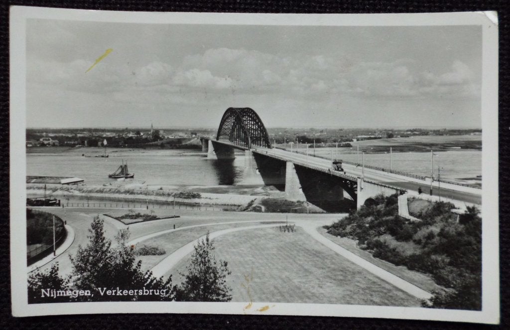 Nijmegen Waalbrug - jaren 40-50, Ophalen of Verzenden, 1940 tot 1960, Gelopen, Gelderland
